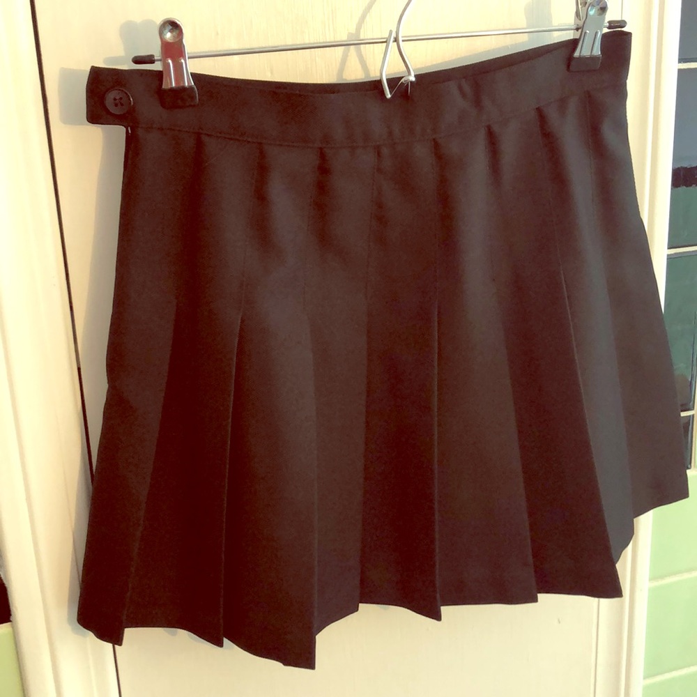 Black pleated mini skirt